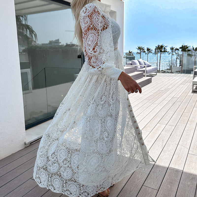 Langes Spitzenkleid mit vollen Ärmeln und Knöpfen