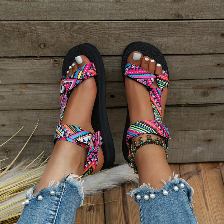 Bunte Damensandalen im Ethno-Stil