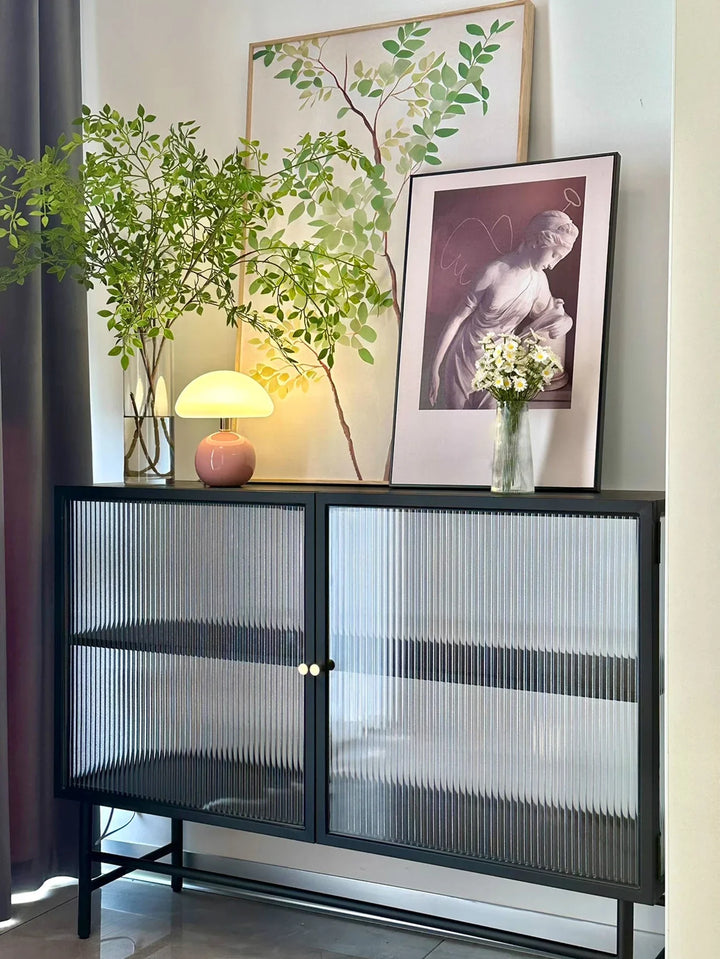 Moderne Tischlampe mit kugelförmigem Sockel und Pilzschirm – minimalistisches Design