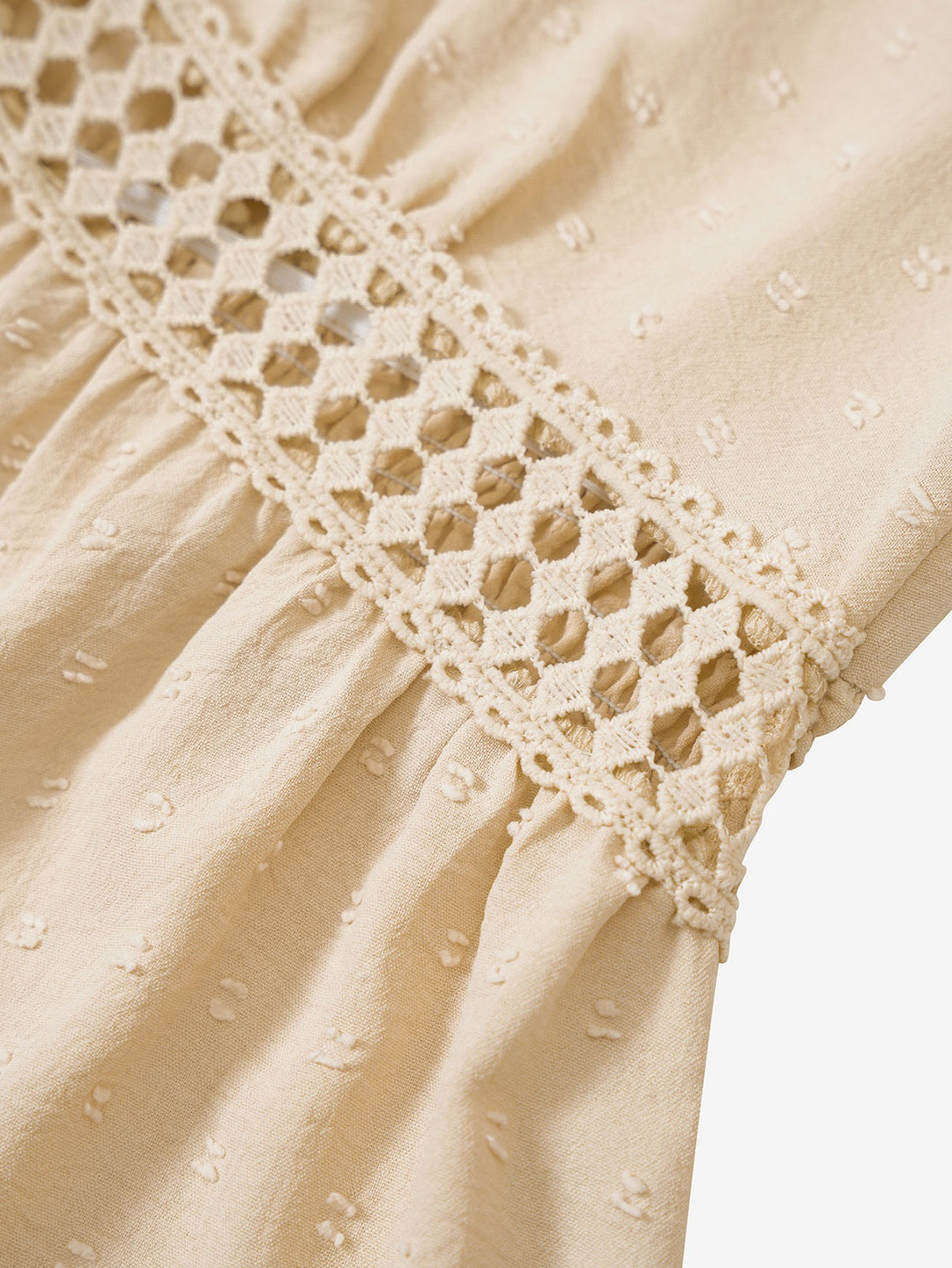 Sommerkleid mit durchbrochenen Details und Rüsche