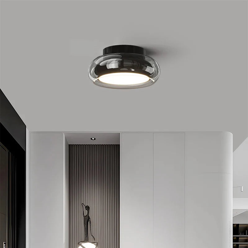 Moderne Deckenleuchte mit Glasschirm
