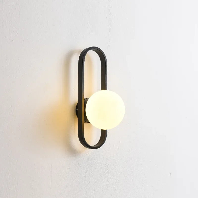 Moderne Wandleuchte mit Milchglaskugel