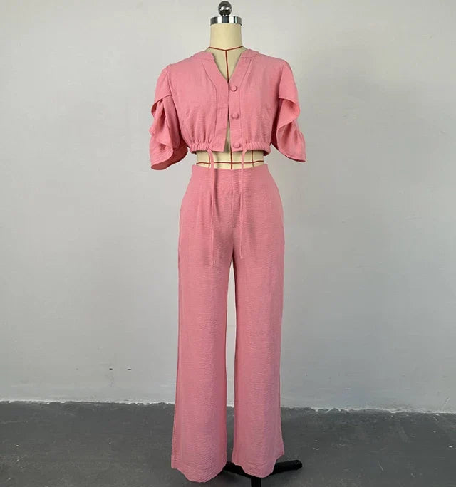 Modisches Damenset mit kurzer Bluse und weiter Hose