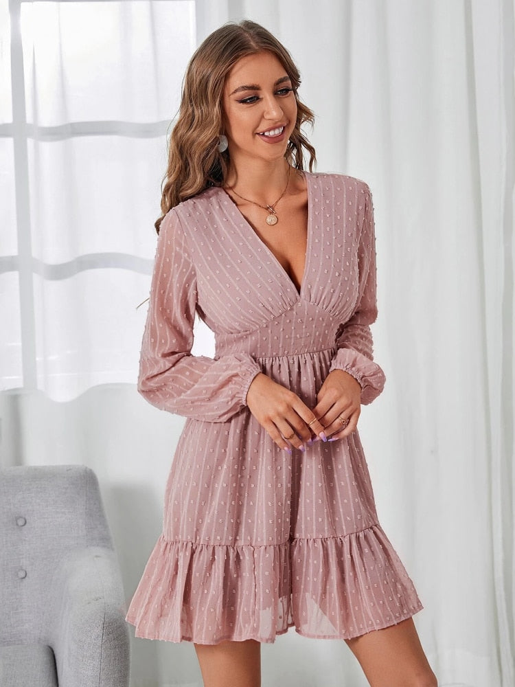 Kleid mit langen, transparenten Ärmeln und Rüschen