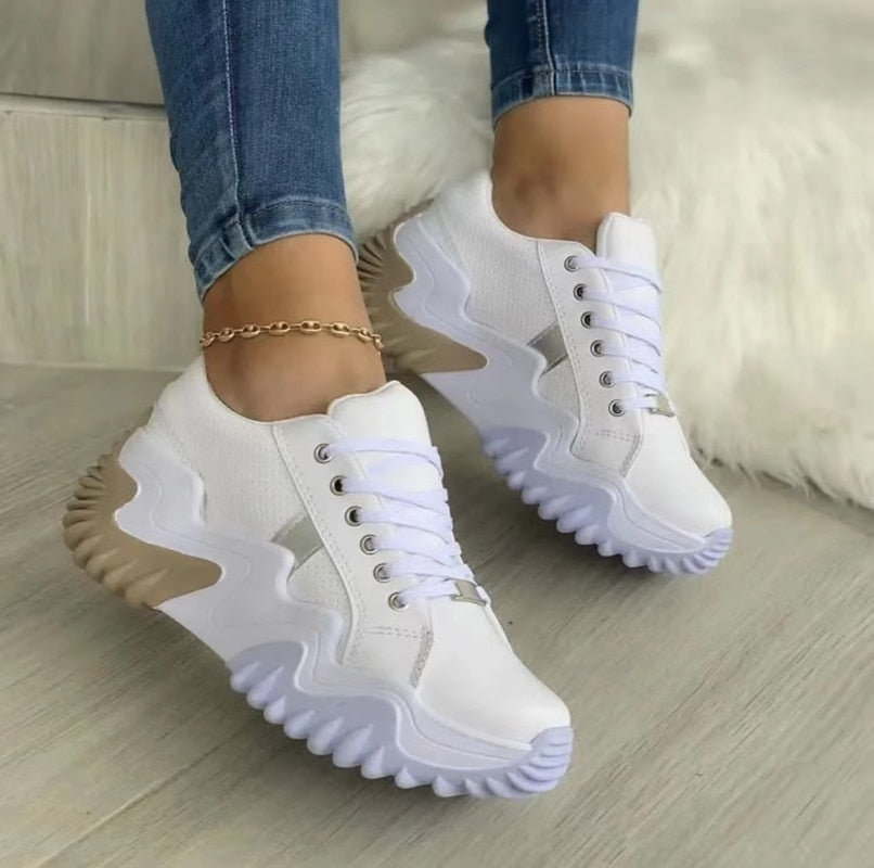 Damen-Sportschuhe mit hoher gewellter Sohle