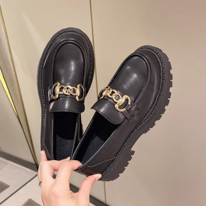 Elegante Damenmokassins mit goldener Schnalle