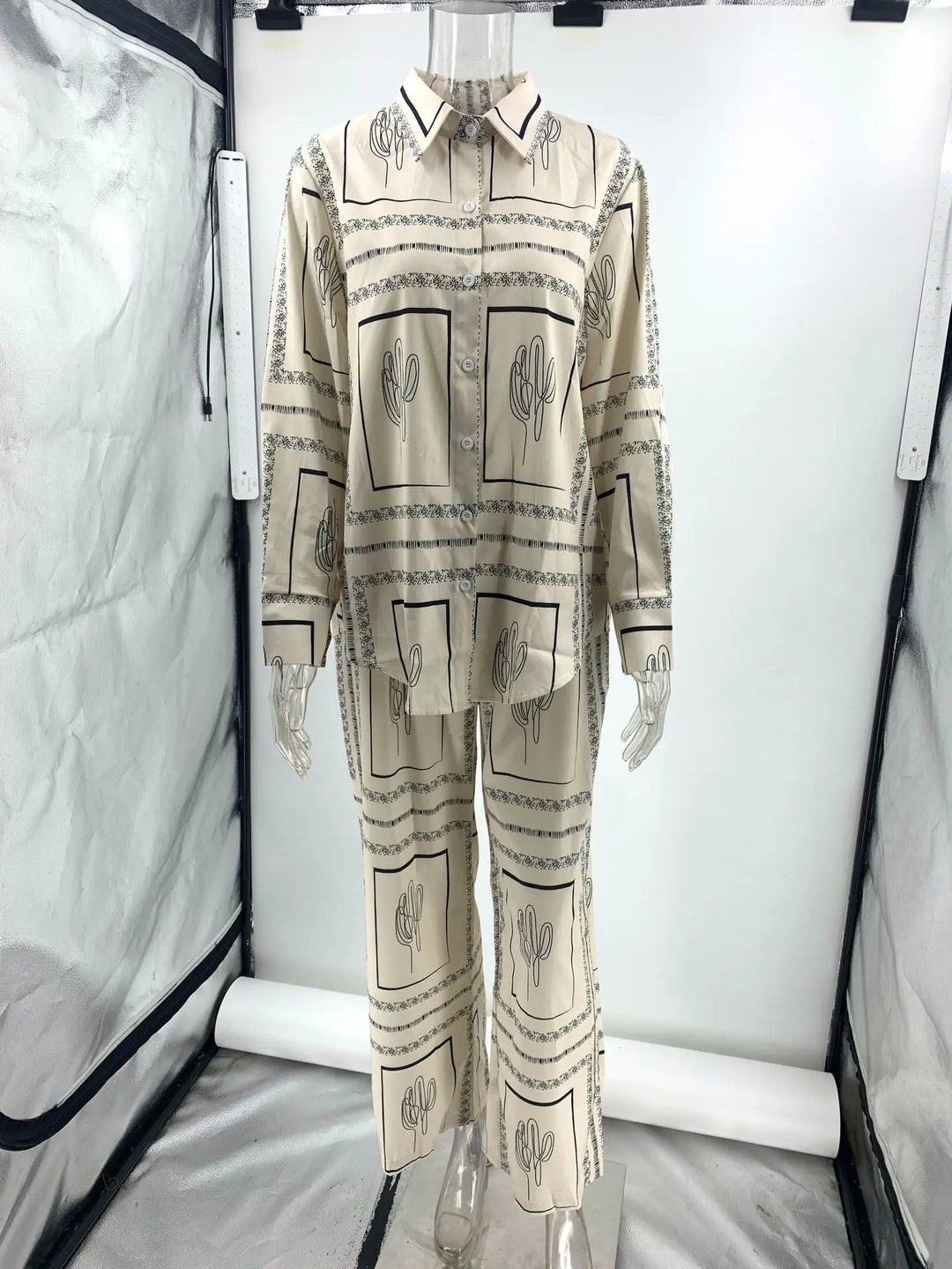 Modisches Damen-Set mit gemustertem Hemd und weiter Hose