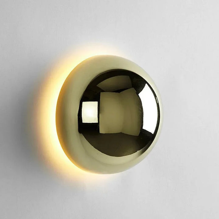 Moderne LED-Wandleuchte mit Kugelform und Halo-Effekt