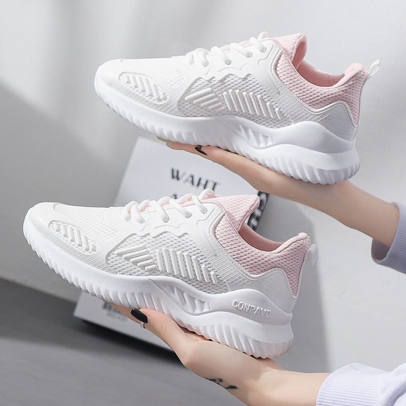 Moderne Turnschuhe für Damen
