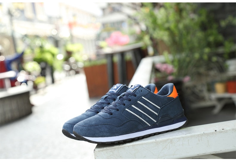 Klassische Herren-Sneakers aus Wildleder