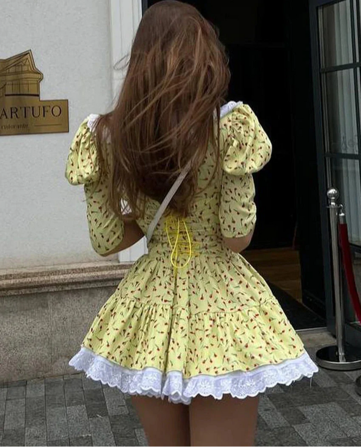 Retro-Minikleid mit Puffärmeln und Spitzenkragen in Weiß