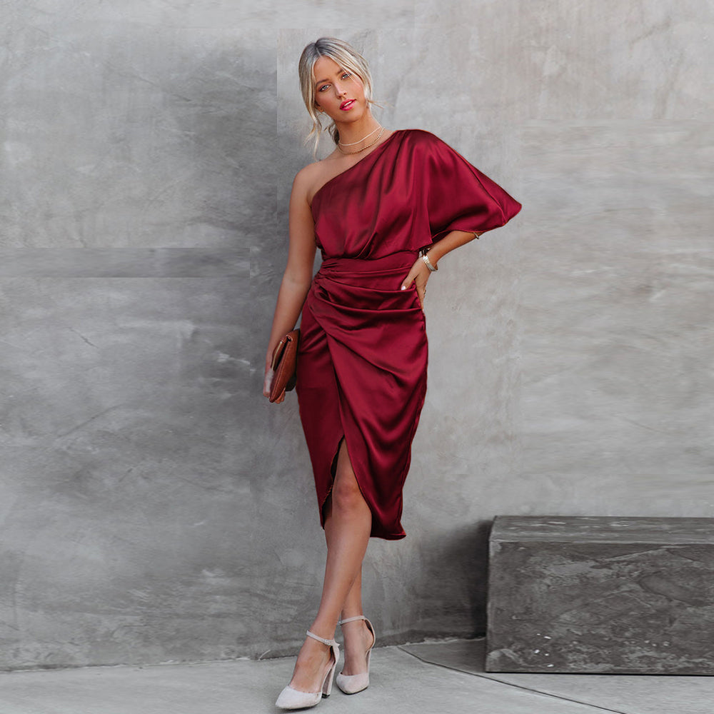 Asymmetrisches Abendkleid mit elegantem Schlitz