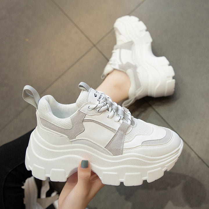 Damen-Sneakers im Retro-Stil mit kontrastierenden Einsätzen