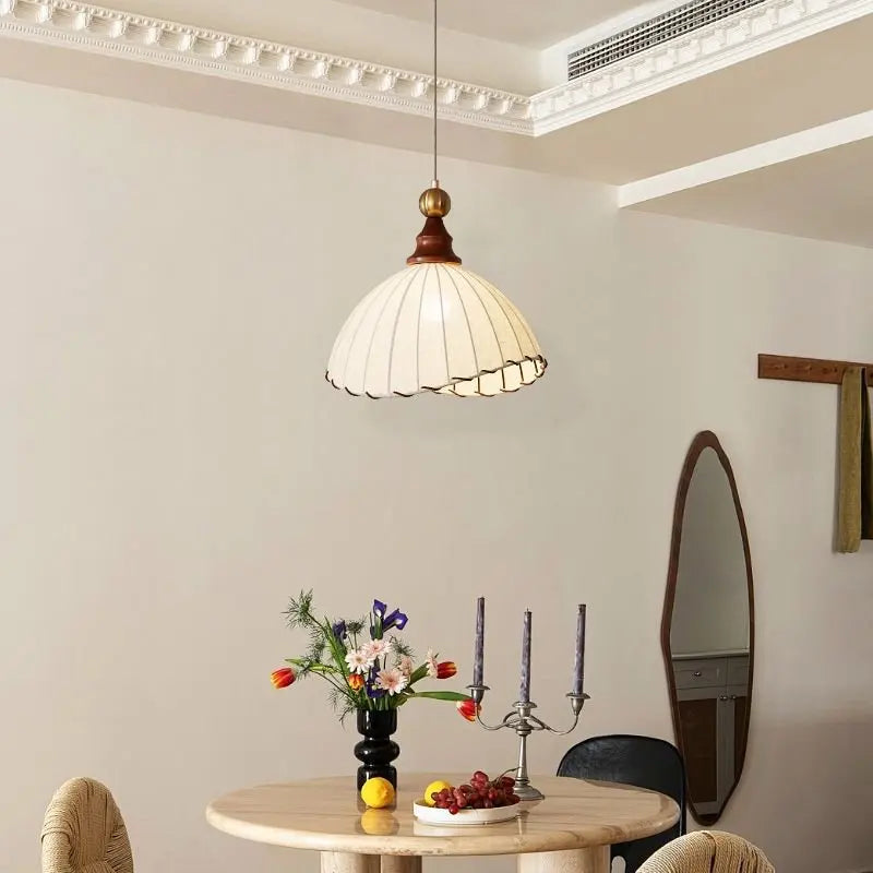 Retro-Pendelleuchte mit Seidenschirm und Holzdetails
