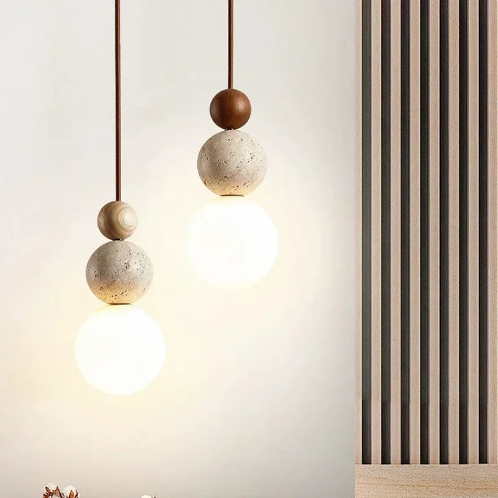 Moderne Pendelleuchte mit kugelförmigen Details