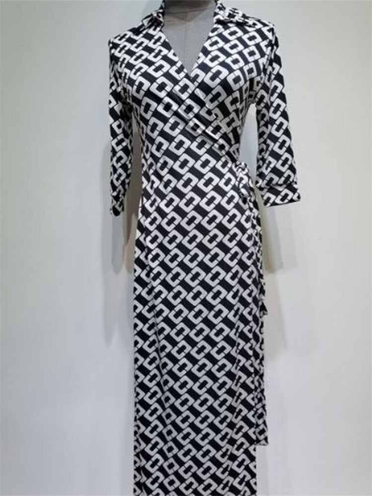 Grafisches Kleid mit Rundhalsausschnitt