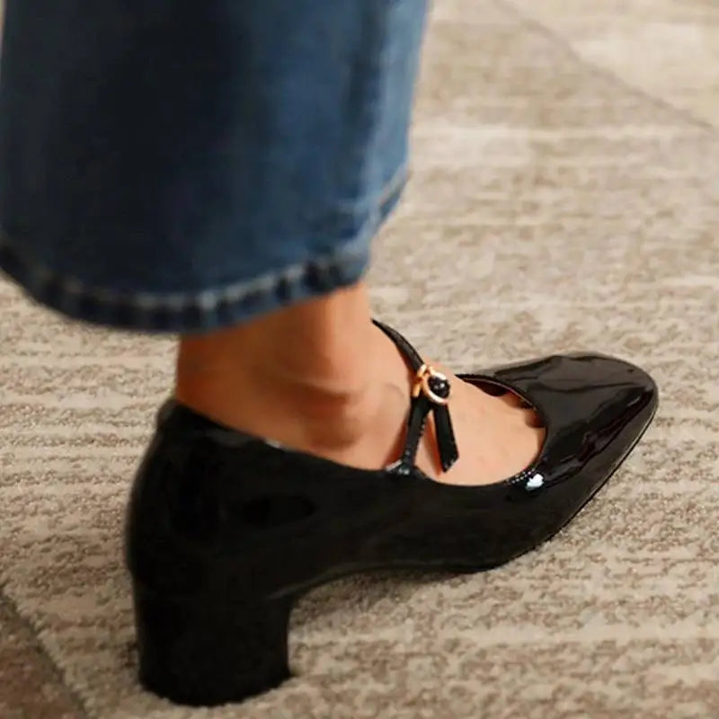 Lackierte Damen Plateau Heels mit niedrigem Absatz und Riemen