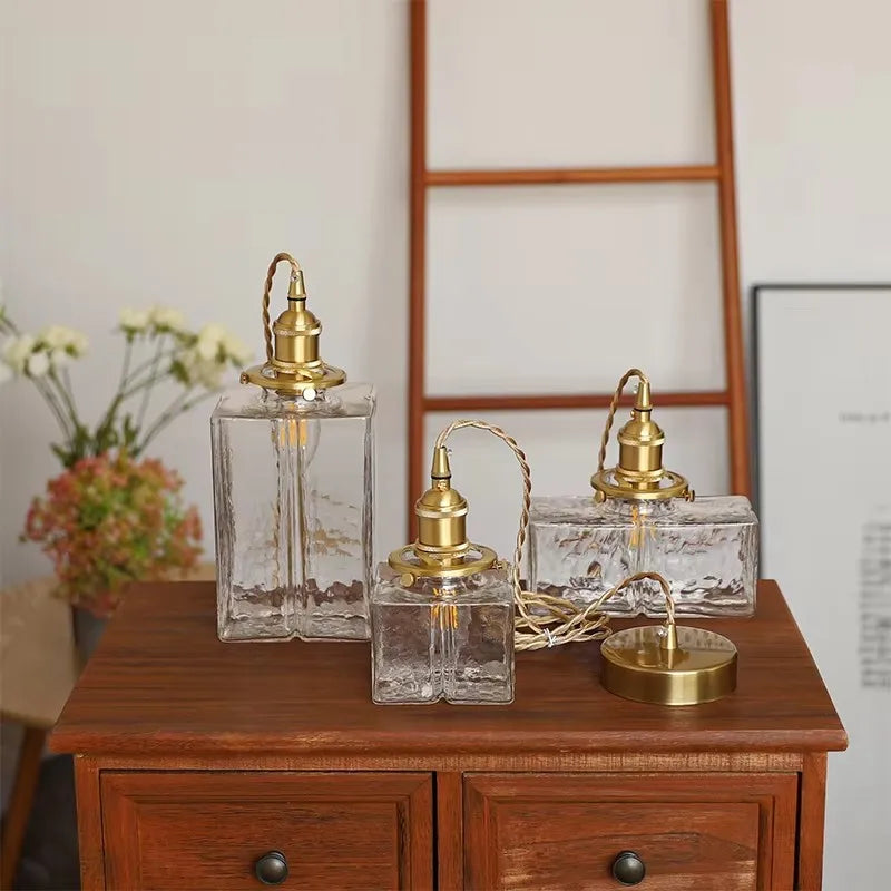 Vintage-Pendelleuchte mit Glasschirm und Messingfinish
