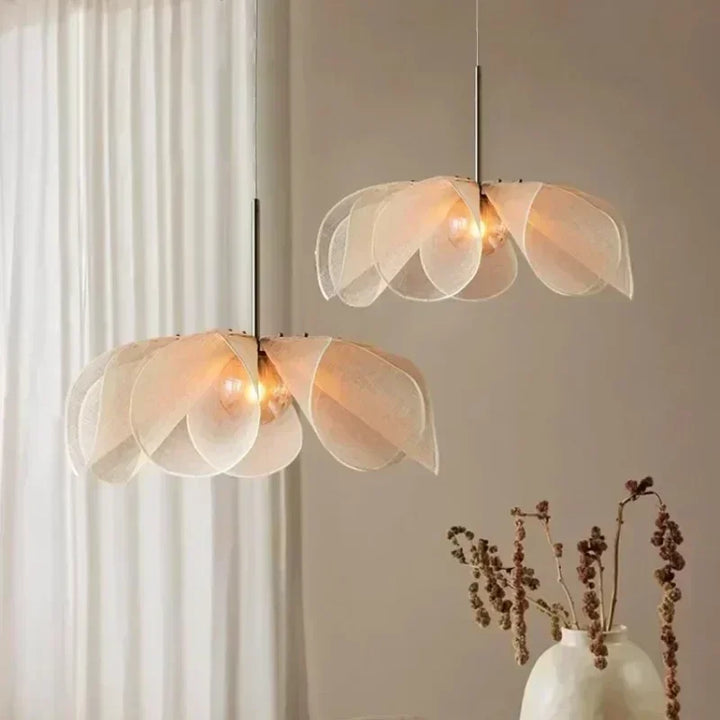 Pendelleuchte mit Blütenschirm – modernes Boho-Design