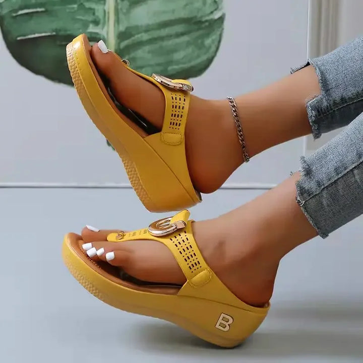 Damen-Sandalen mit niedrigen Absätzen und Metallverzierungen