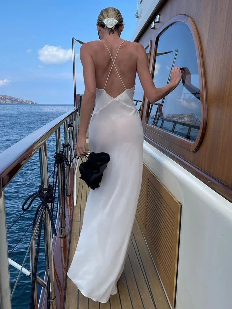 Elegantes Abendkleid mit tiefem Ausschnitt und schmalen Trägern
