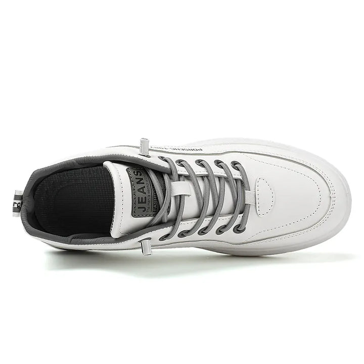 Minimalistische Herren-Sneaker im klassischen Stil