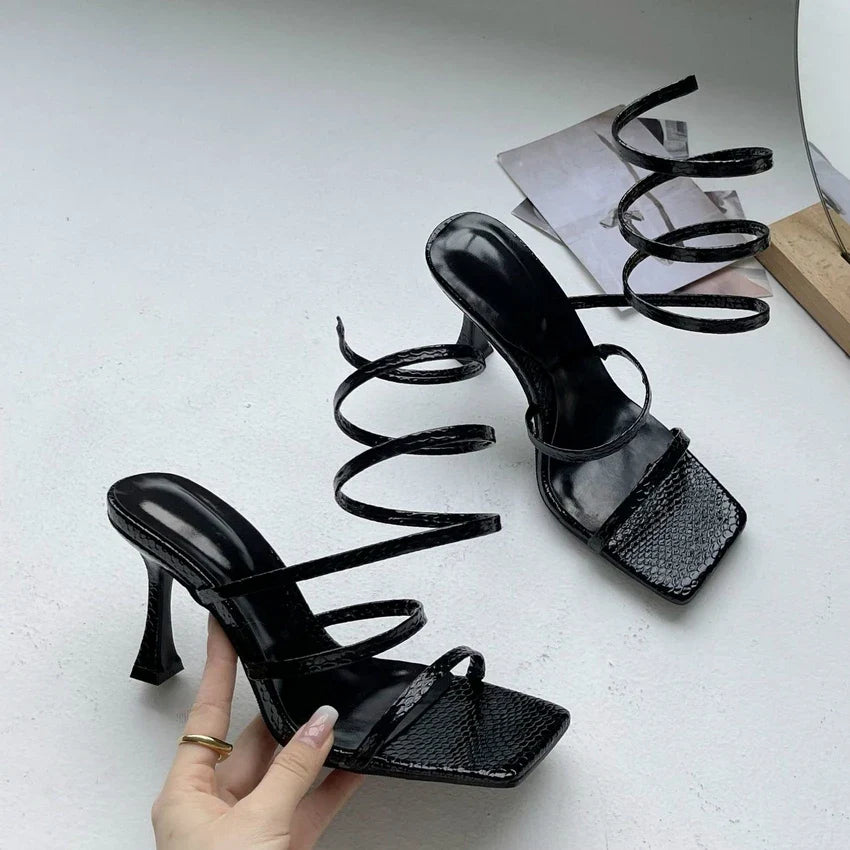 Luxuriöse Damen-Sandalen mit Absatz und goldenen Riemen