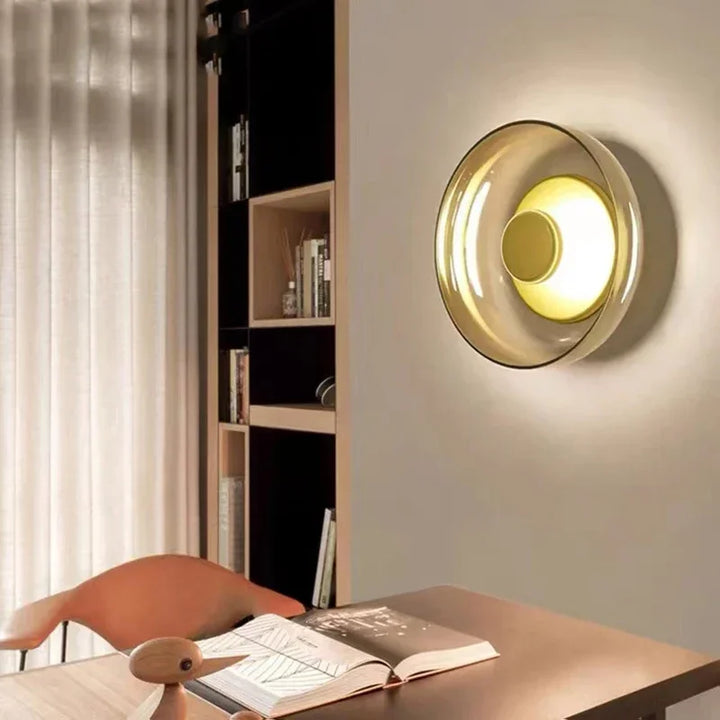 Moderne Wandleuchte mit rundem Glasschirm