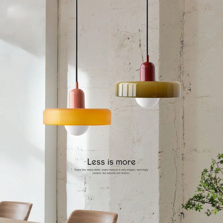 Moderne Pendelleuchte mit farbigem Glasschirm – Bauhaus-Design