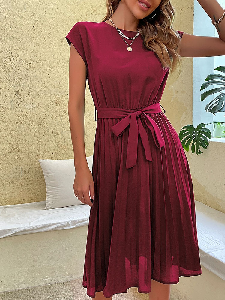 Plisseekleid mit Gürtel und kurzen Ärmeln