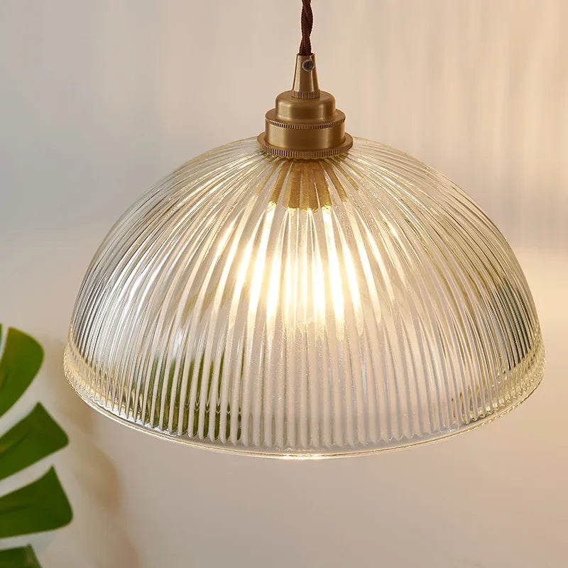 Retro-Pendelleuchte mit gerilltem Glasschirm und Messingfinish