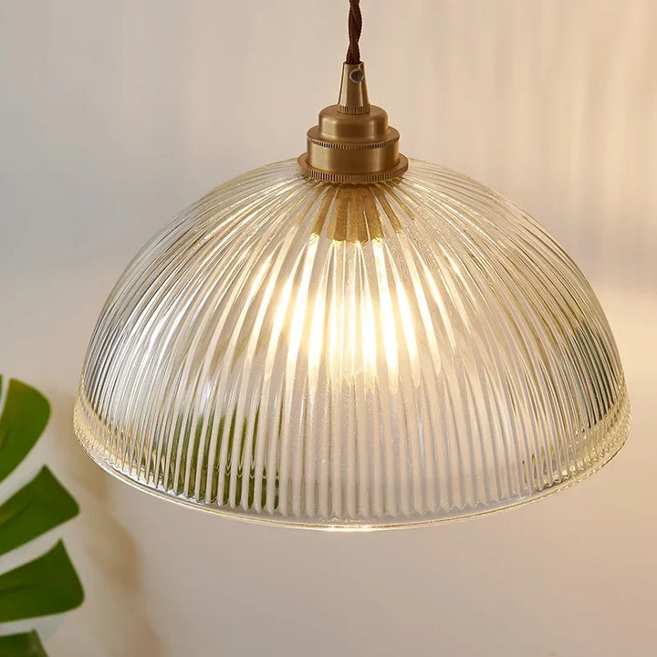 Retro-Pendelleuchte mit gerilltem Glasschirm und Messingfinish