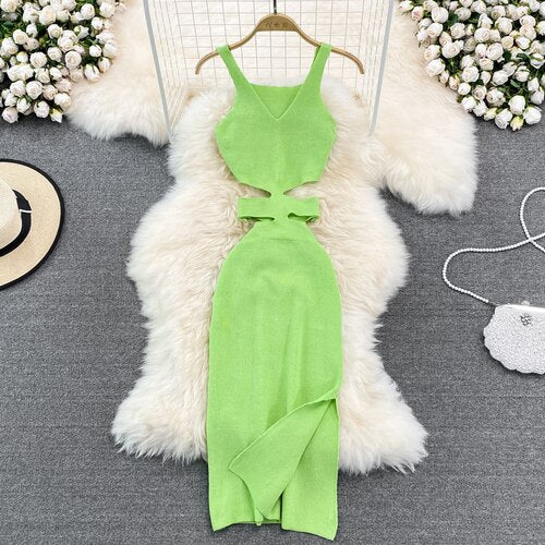 Modernes Abendkleid mit Ausschnitten und verzierten Krawatten