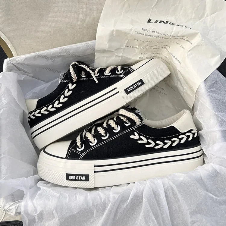 Damenschuhe mit hohen Sohlen