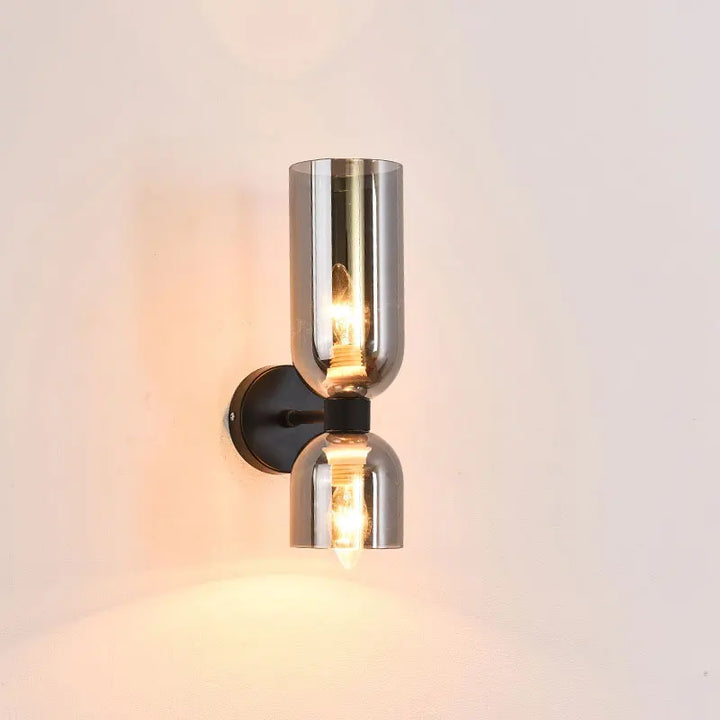 Elegante Wandleuchte mit Rauchglas und goldenem Finish – doppelte Lichtquelle