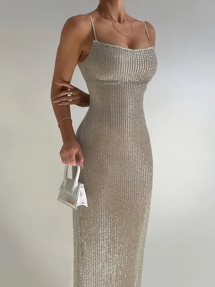 Glänzendes Maxikleid für Damen mit schmalen Trägern