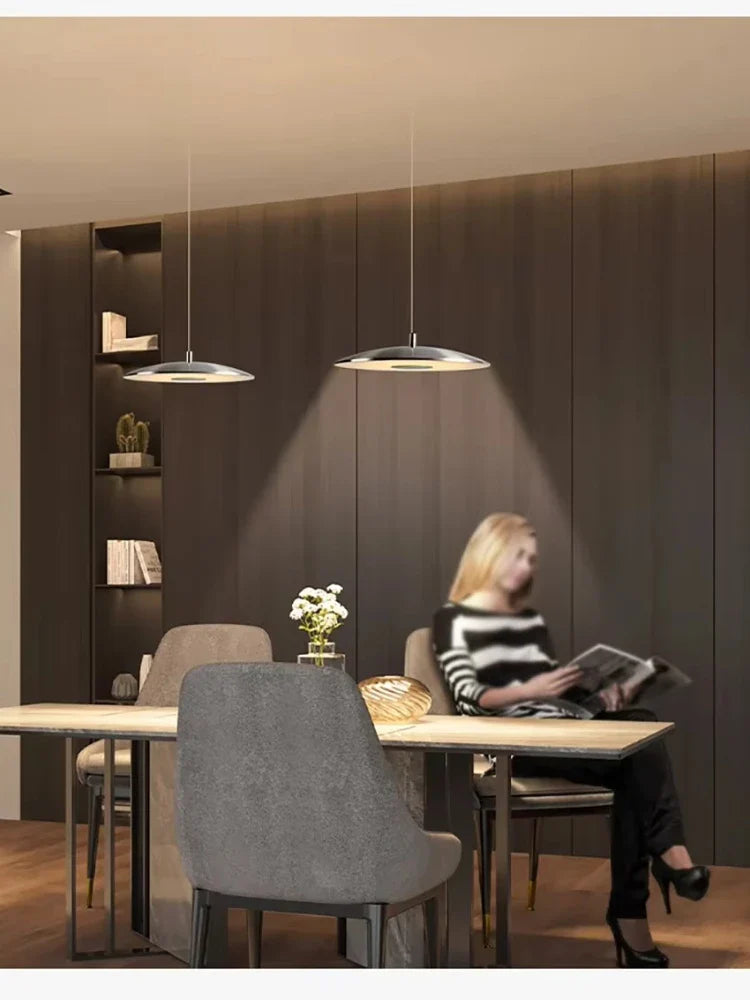 Schlanke LED-Pendelleuchte in Tellerform – Moderne Deckenleuchte