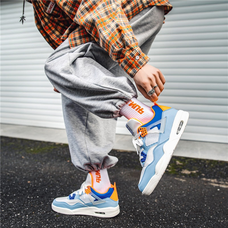Hohe Herren-Turnschuhe im Basketball-Stil