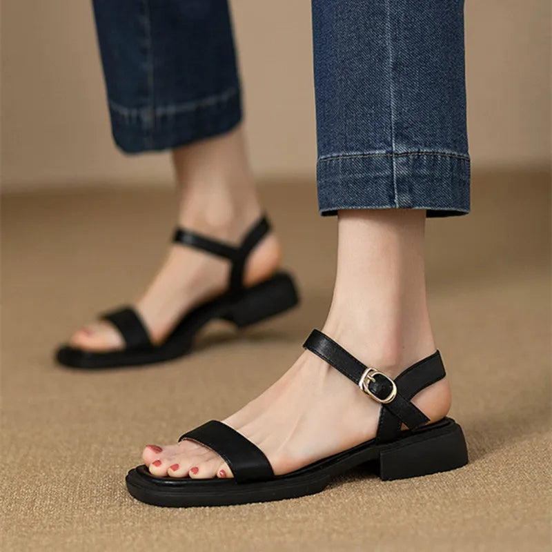 Modische Damen-Sandalen mit niedrigem Absatz und Riemen