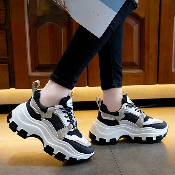 Damen-Sneakers im Retro-Stil mit kontrastierenden Einsätzen