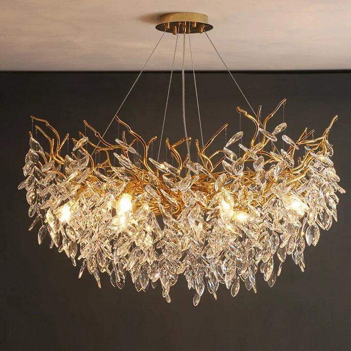 Kronleuchter mit Kristallblättern – elegantes Astdesign
