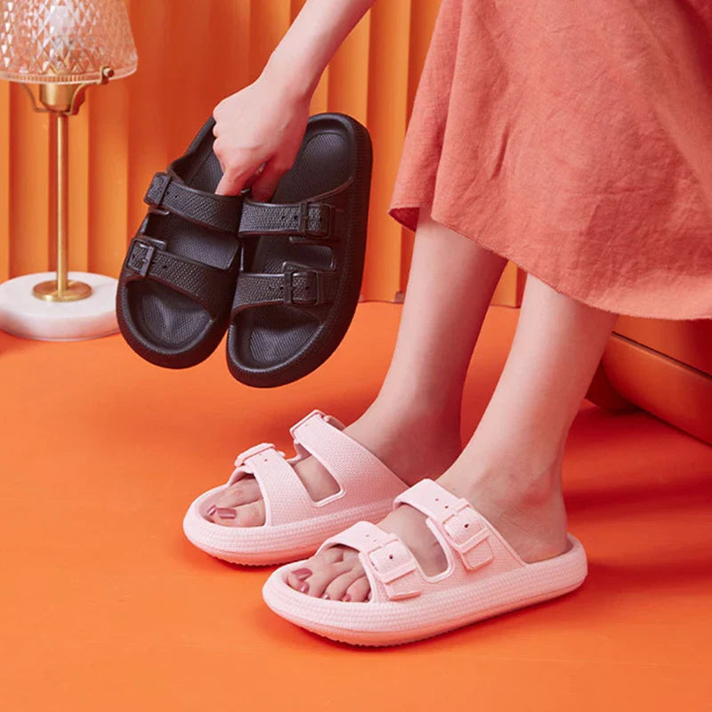 Damensandalen aus Schaumstoff mit verstellbaren Riemen
