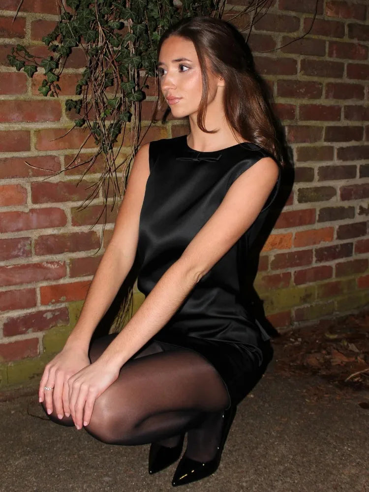 Minikleid aus Satin mit tiefem Rückenausschnitt und Schleife
