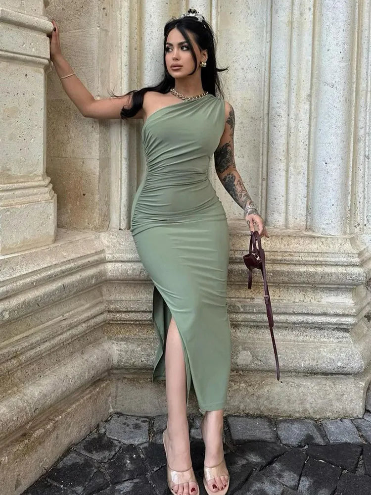 Asymmetrisches Midikleid mit Schlitz und Raffung auf einer Seite