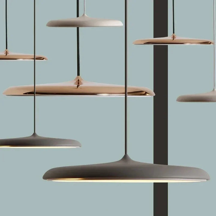 Moderne LED-Pendelleuchte mit ultraflachem Schirm – Designerleuchte für Wohn- oder Esszimmer