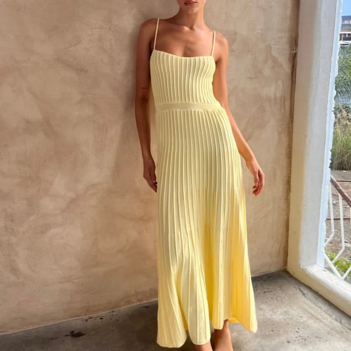 Plissiertes trägerloses Maxikleid