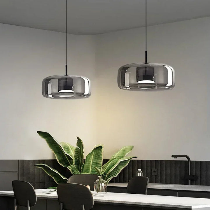 Moderne LED-Pendelleuchte aus Glas mit goldenem Finish