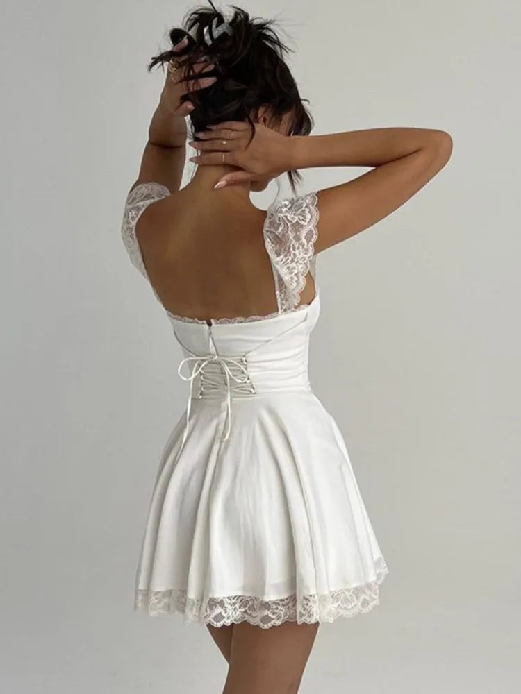 Damen-Minikleid mit Spitzenärmeln und ausgestelltem Unterteil