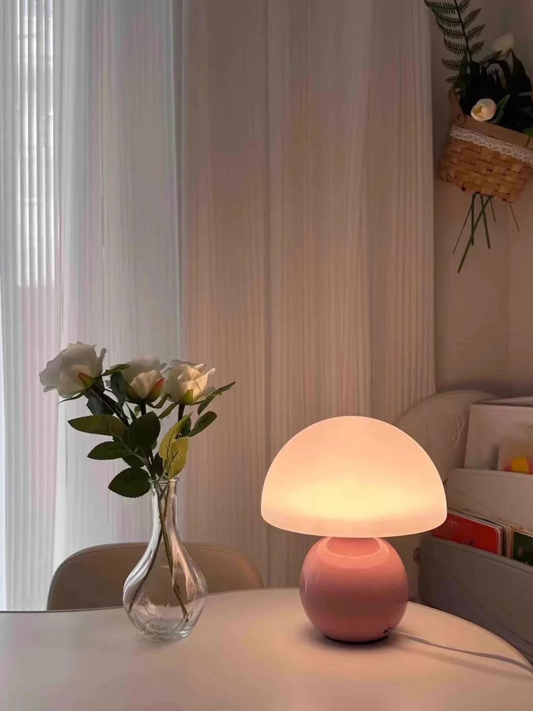 Moderne Tischlampe mit kugelförmigem Sockel und Pilzschirm – minimalistisches Design