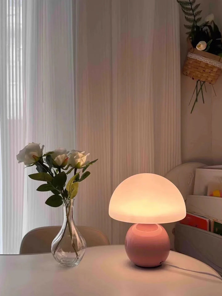 Moderne Tischlampe mit kugelförmigem Sockel und Pilzschirm – minimalistisches Design